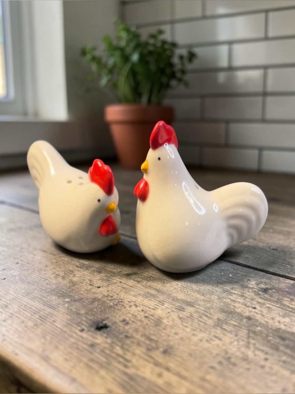 WHITE CERAMIC CHICKEN HEN & ROOSTER SALT AND PEPPER SHAKERS FARMHOUSE KITCHEN